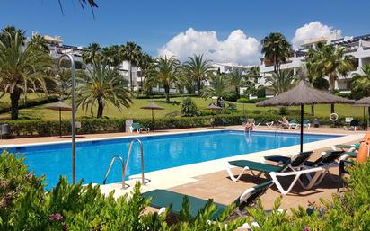 Jardí de Casa adosada en venda en Estepona amb Aire condicionat, Terrassa i Piscina