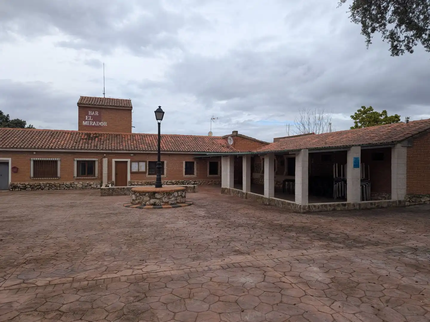 Vista exterior de Local de alquiler en Hontoba, Guadalajara
