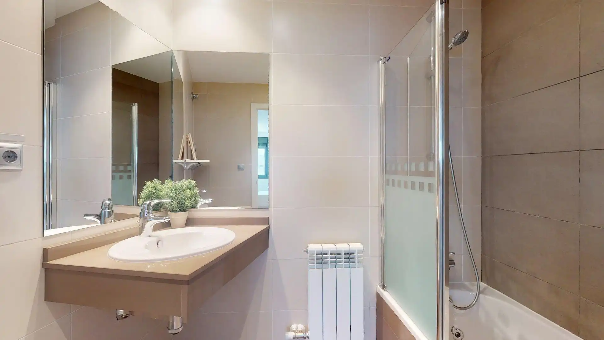 Baño de Dúplex de alquiler en Zaragoza con Aire acondicionado, Calefacción y Balcón