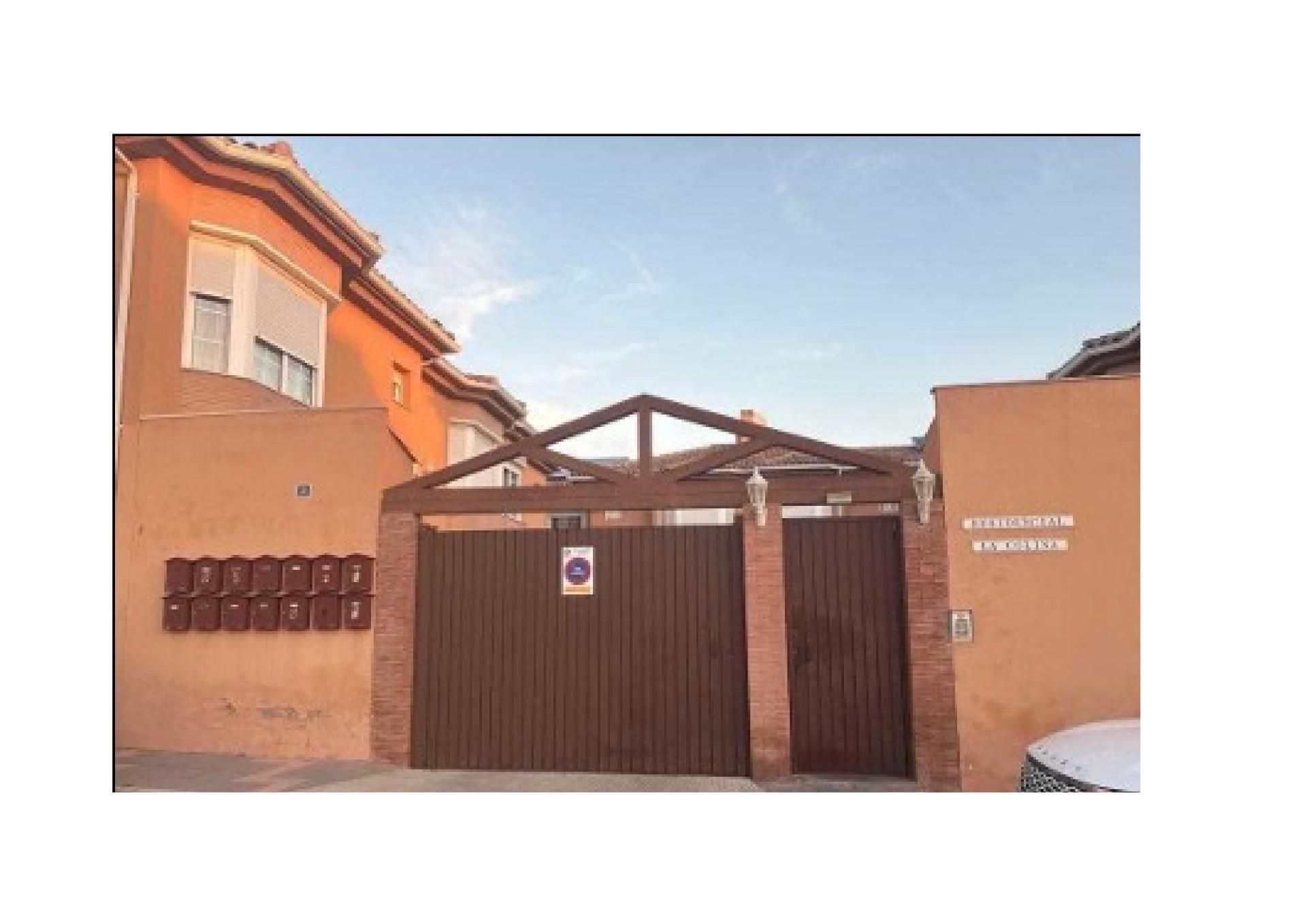 Vista exterior de Casa adosada en venda en Mijas amb Aire condicionat, Jardí privat i Terrassa