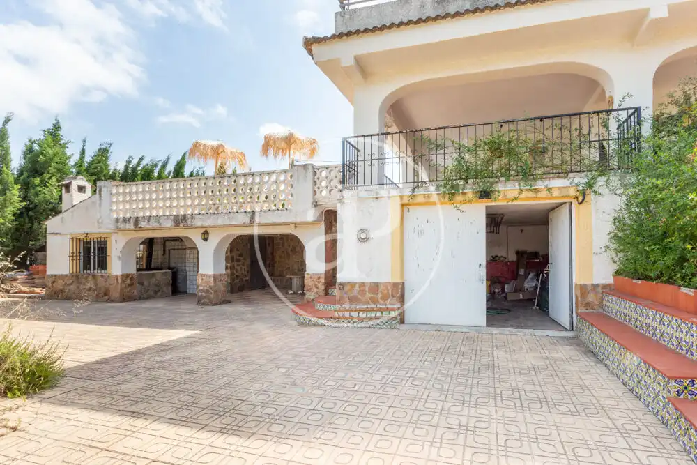 Vista exterior de Casa o xalet en venda en La Pobla de Vallbona amb Aire condicionat, Calefacció i Jardí privat