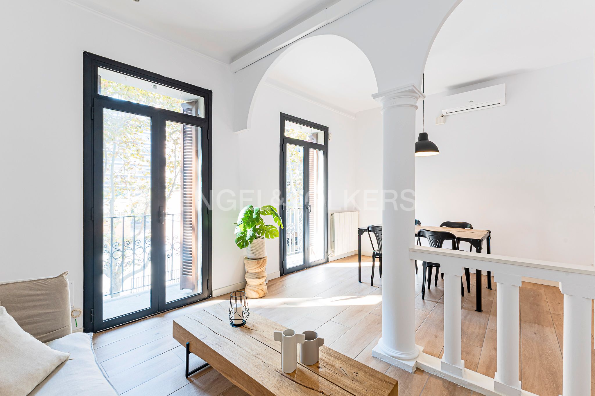 Exterior view of Apartment for sale in  Barcelona Capital  with Air Conditioner, Heating and Balcony