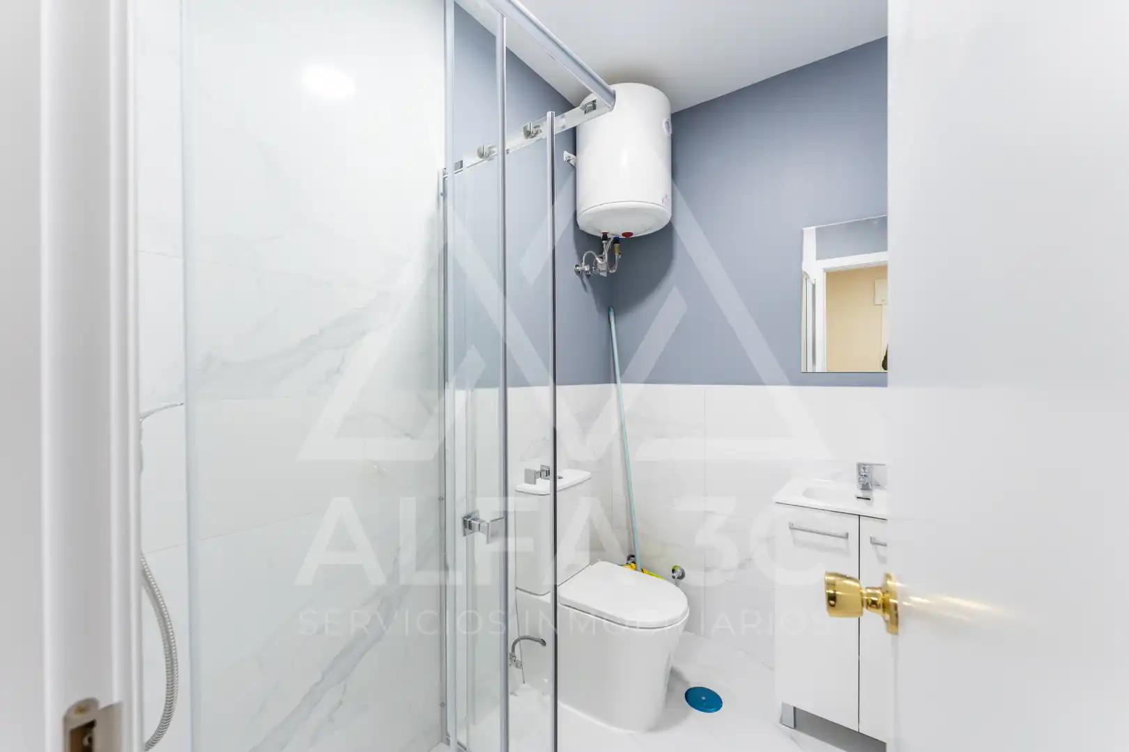 Badezimmer von Wohnung zum Verkauf in Miraflores de la Sierra mit Heizung, Terrasse und Ofen