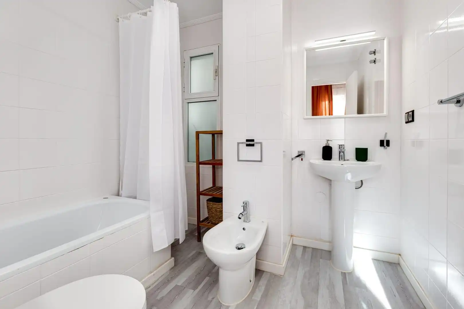 Badezimmer von Wohnungen zur Miete in Torrevieja mit Klimaanlage, Heizung und Privatgarten
