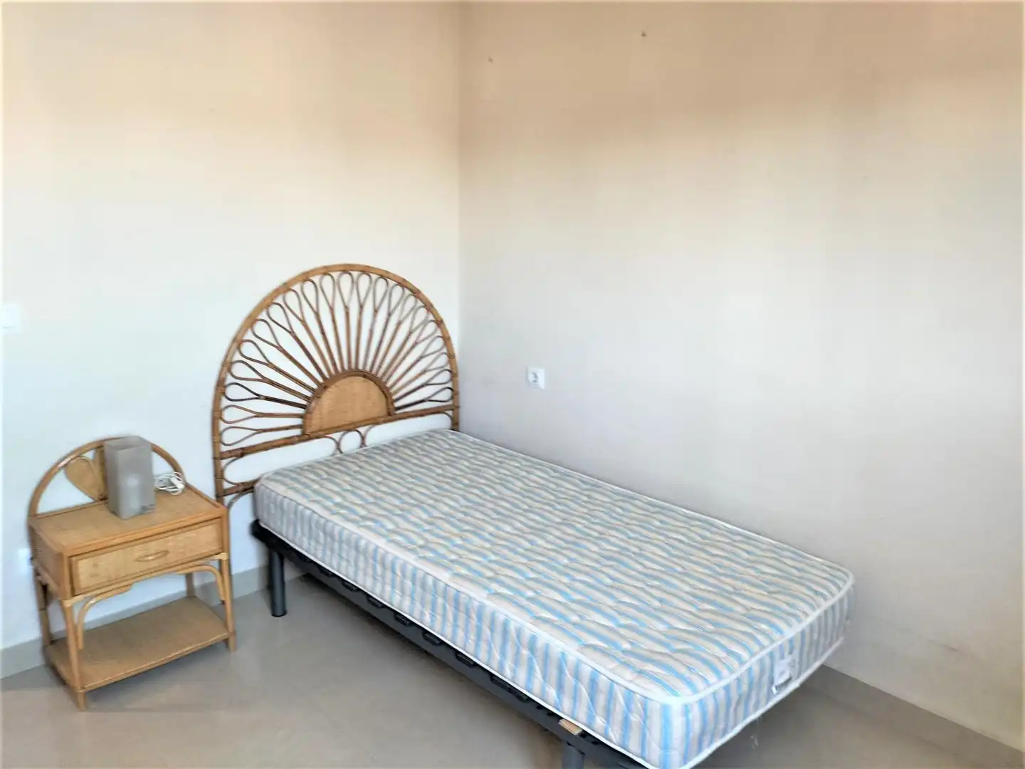 Habitación de Piso de alquiler en Sevilla con Aire acondicionado y Amueblado