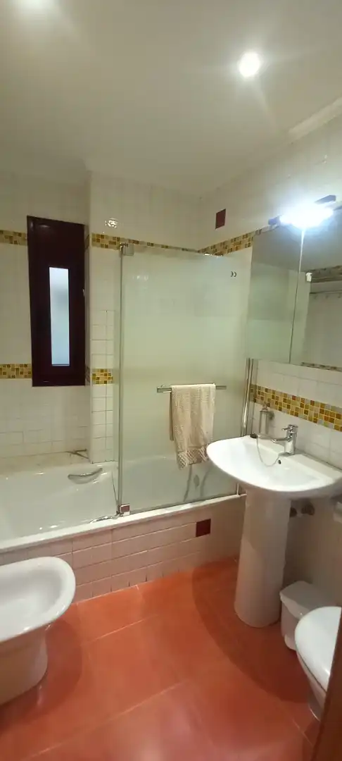 Baño de Apartamento en venta en Gijón  con Calefacción, Amueblado y Horno