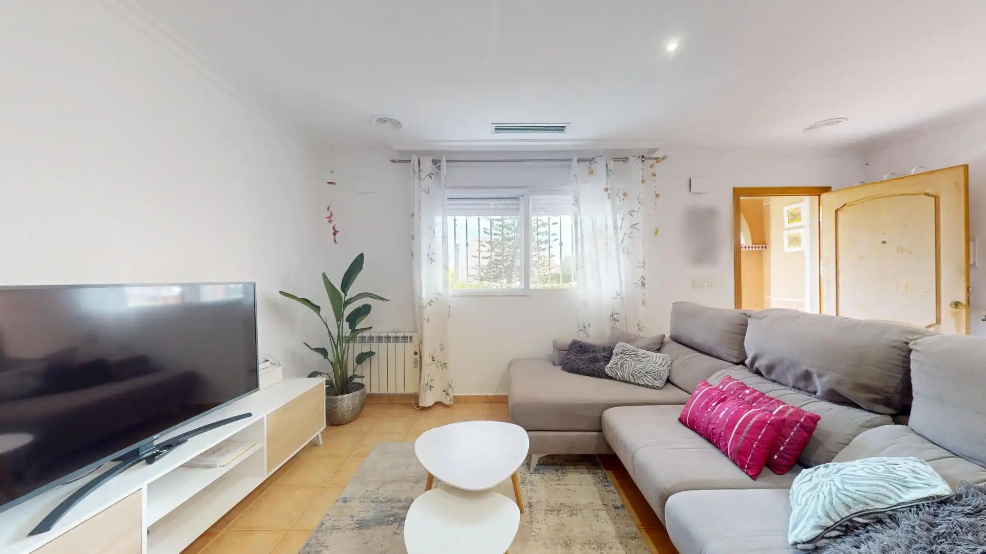 Wohnzimmer von Einfamilien-Reihenhaus zum Verkauf in Elche / Elx mit Privatgarten, Terrasse und Gemeinschaftspool