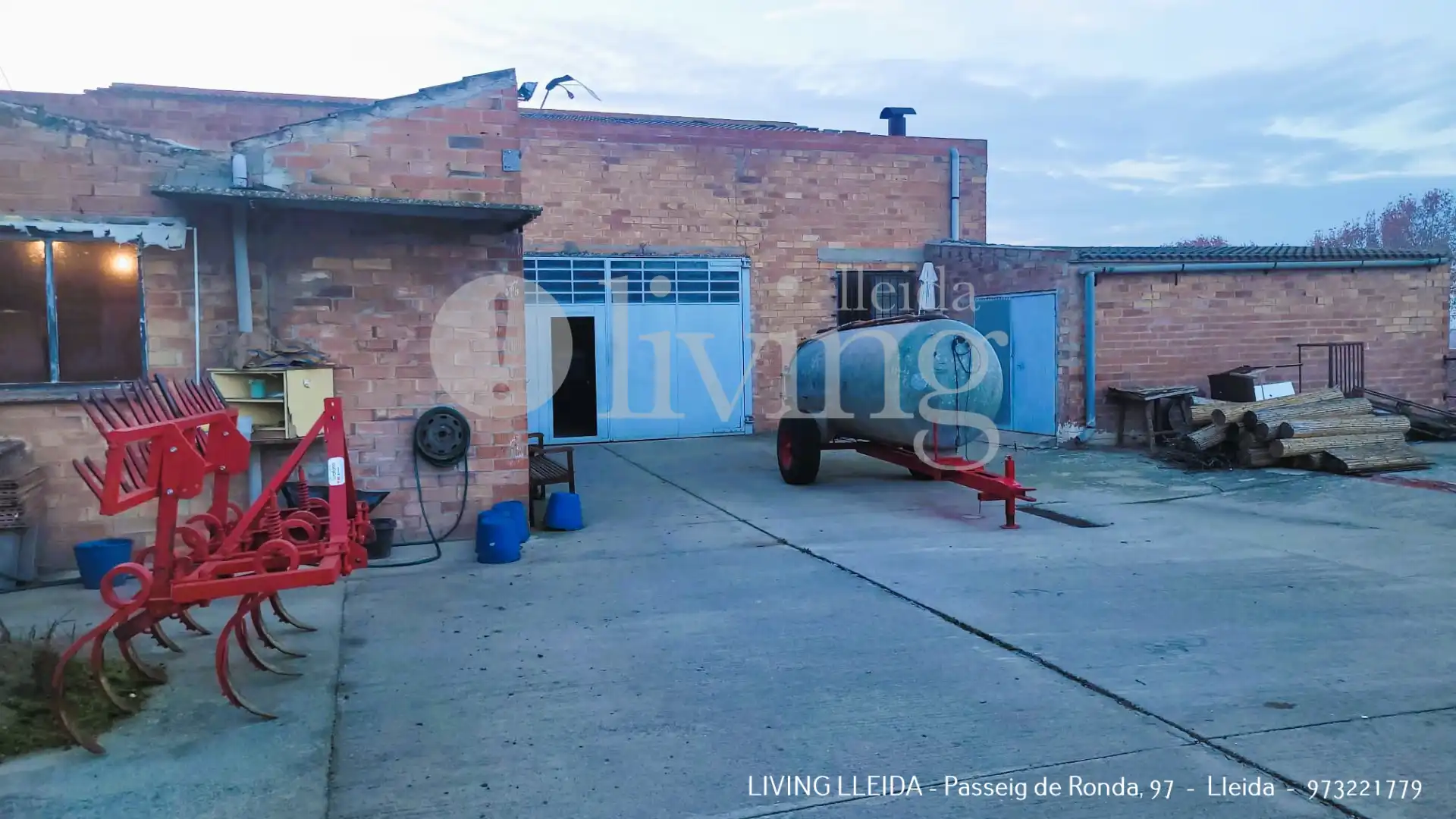 Vista exterior de Nave industrial en venta en Montoliu de Lleida