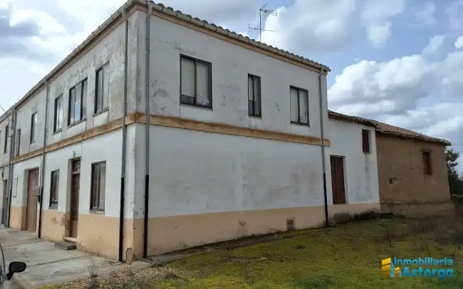 Vista exterior de Casa o xalet en venda en Valderrey amb Calefacció i Moblat