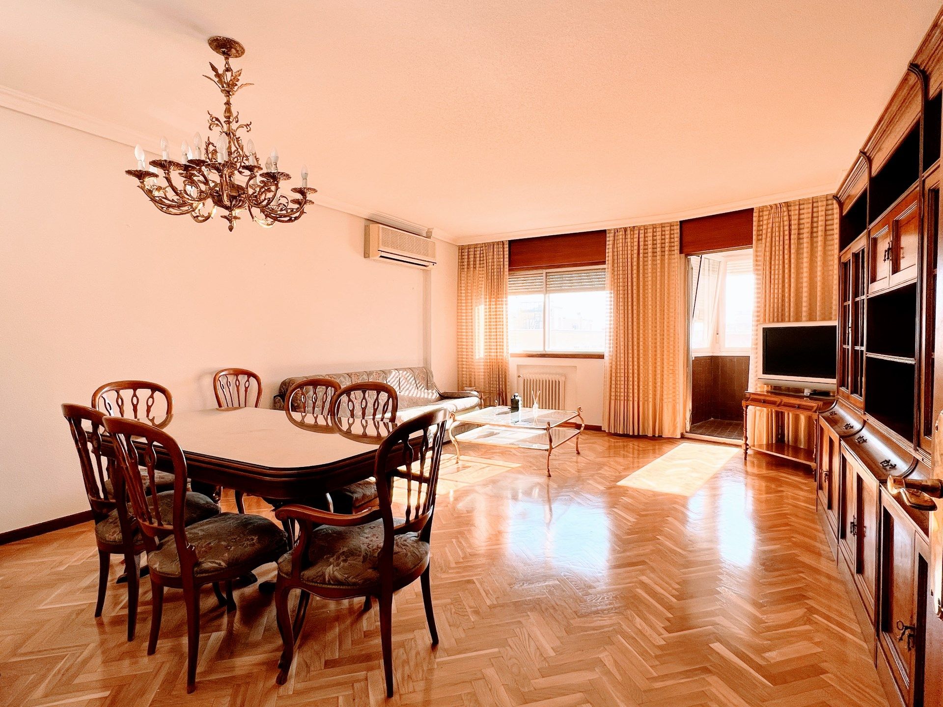 Living room of Flat to rent in  Madrid Capital  with Air Conditioner, Heating and Parquet flooring