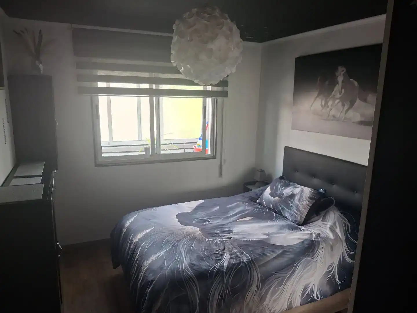 Schlafzimmer von Wohnung zur Miete in Sarria mit Parkett, Abstellraum und Möbliert