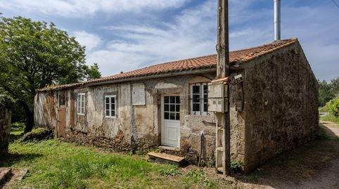 Casa a restaurar con alpendres y 1,2 hectáreas en Palas de Rei