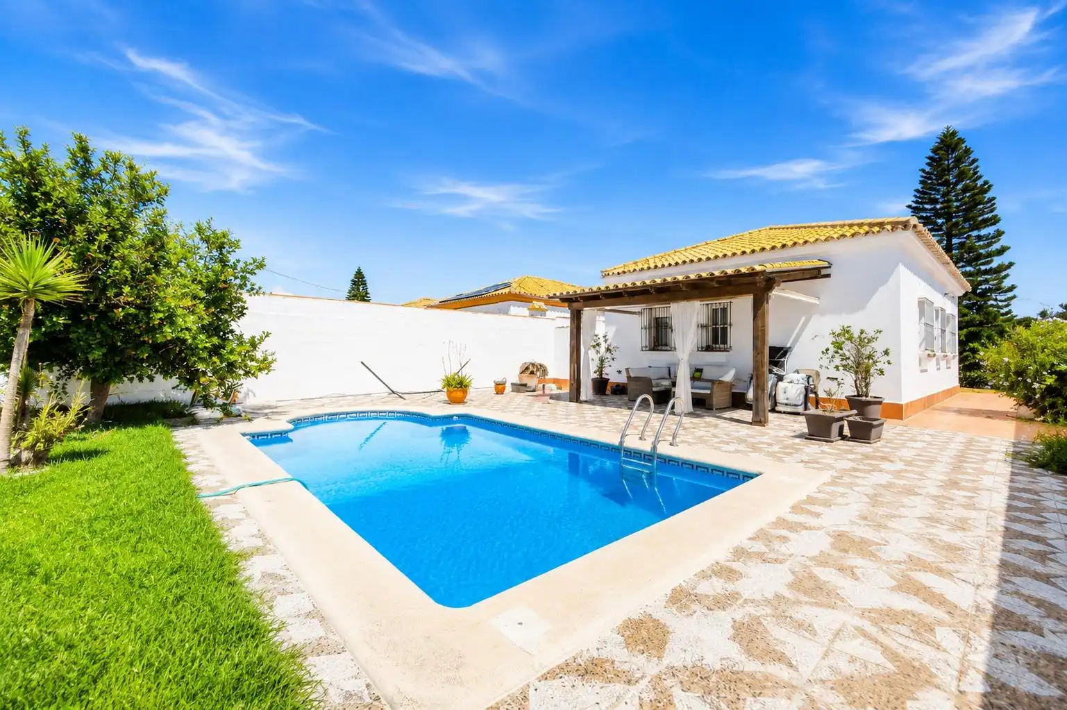 Piscina de Casa o xalet en venda en Chiclana de la Frontera amb Jardí privat, Terrassa i Traster