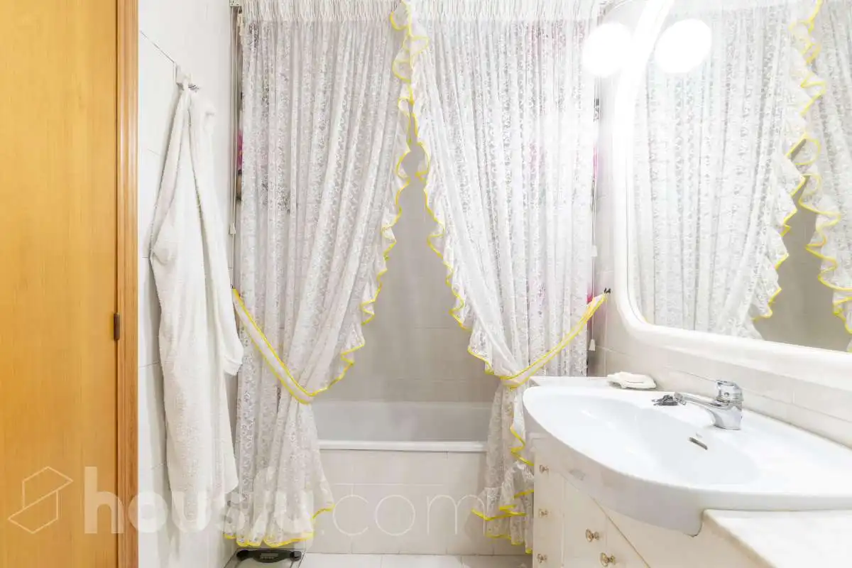 Bathroom of Detached homes for rent in Benicasim / Benicàssim  with Air Conditioner, Heating and Terrace