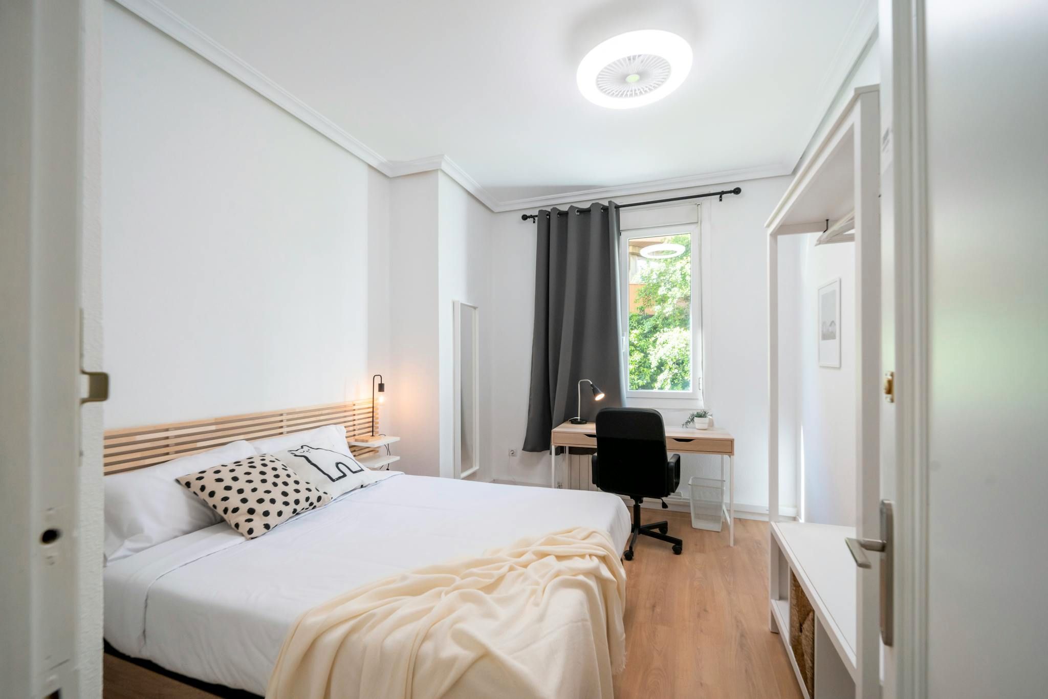 Bedroom of Flat to share in  Valencia Capital  with Washing machine