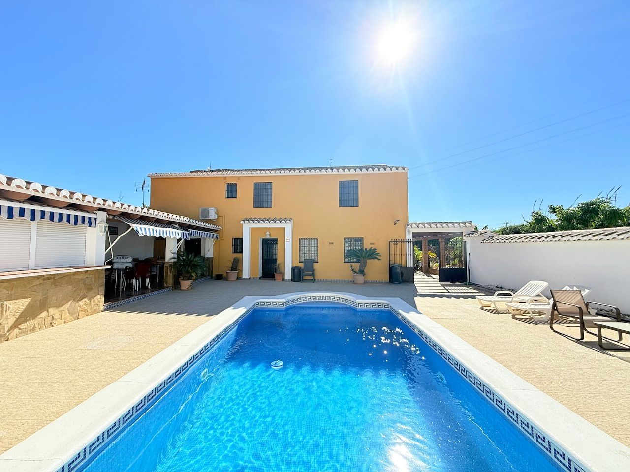 Exterior view of House or chalet for sale in Vélez-Málaga  with Air Conditioner, Heating and Private garden
