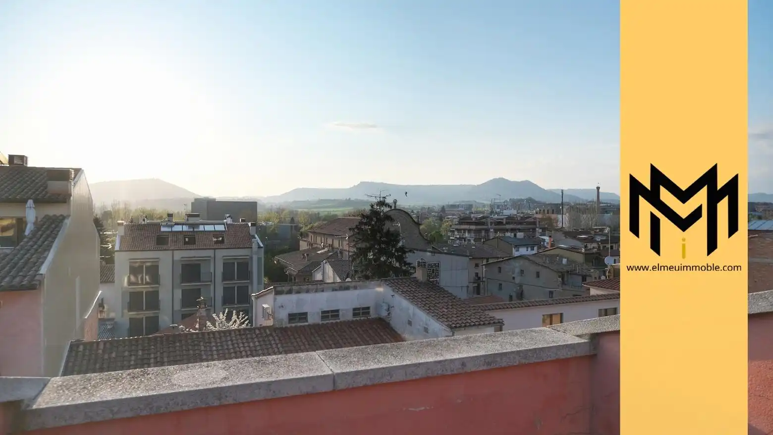 Vista exterior de Àtic en venda en Vic amb Calefacció i Moblat