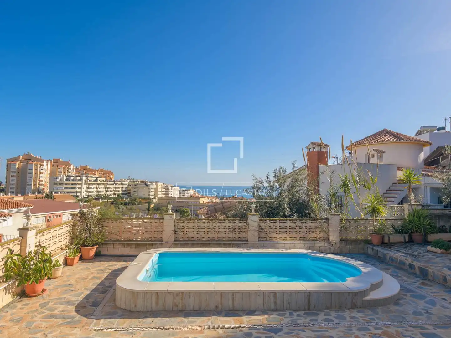 Vista exterior de Casa o xalet en venda en Rincón de la Victoria amb Aire condicionat, Jardí privat i Terrassa