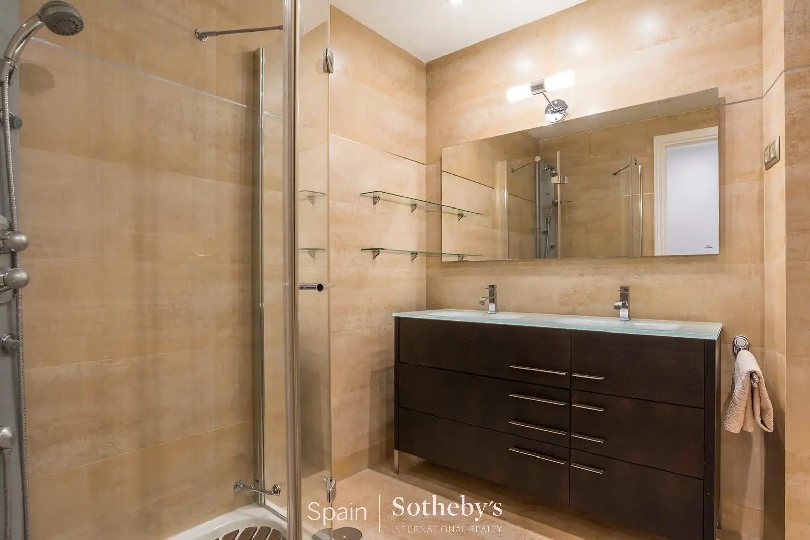 Bany de Apartament de lloguer en Madrid amb Aire condicionat i Calefacció