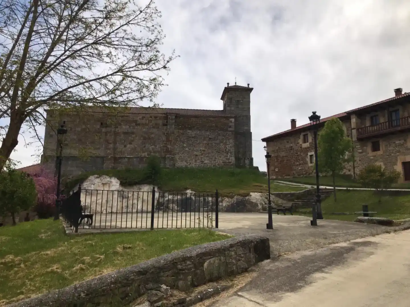 Vista exterior de Casa adosada en venda en Valle de Manzanedo amb Balcó