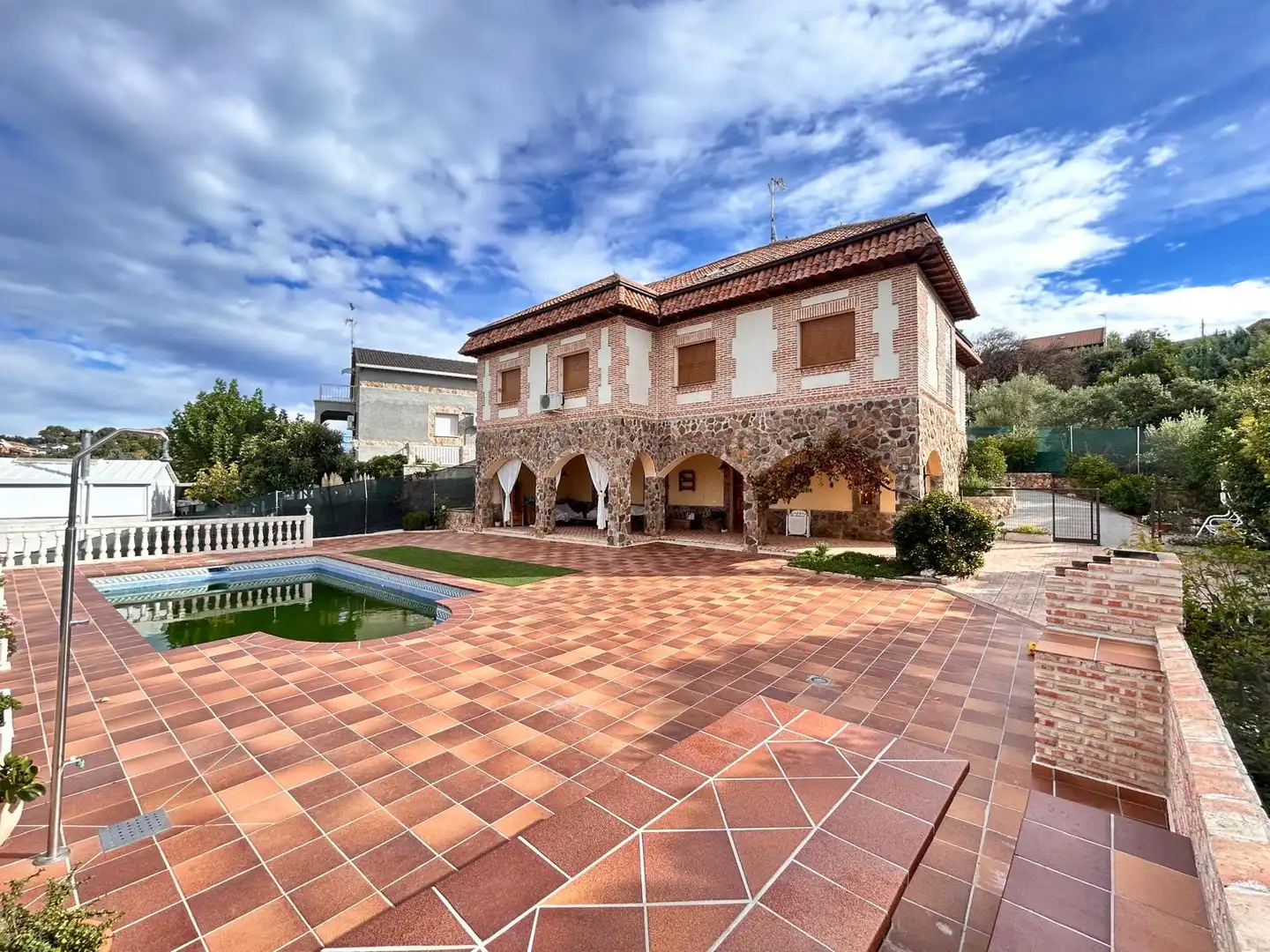 Vista exterior de Casa o xalet en venda en Santa Cruz del Retamar amb Aire condicionat, Calefacció i Jardí privat