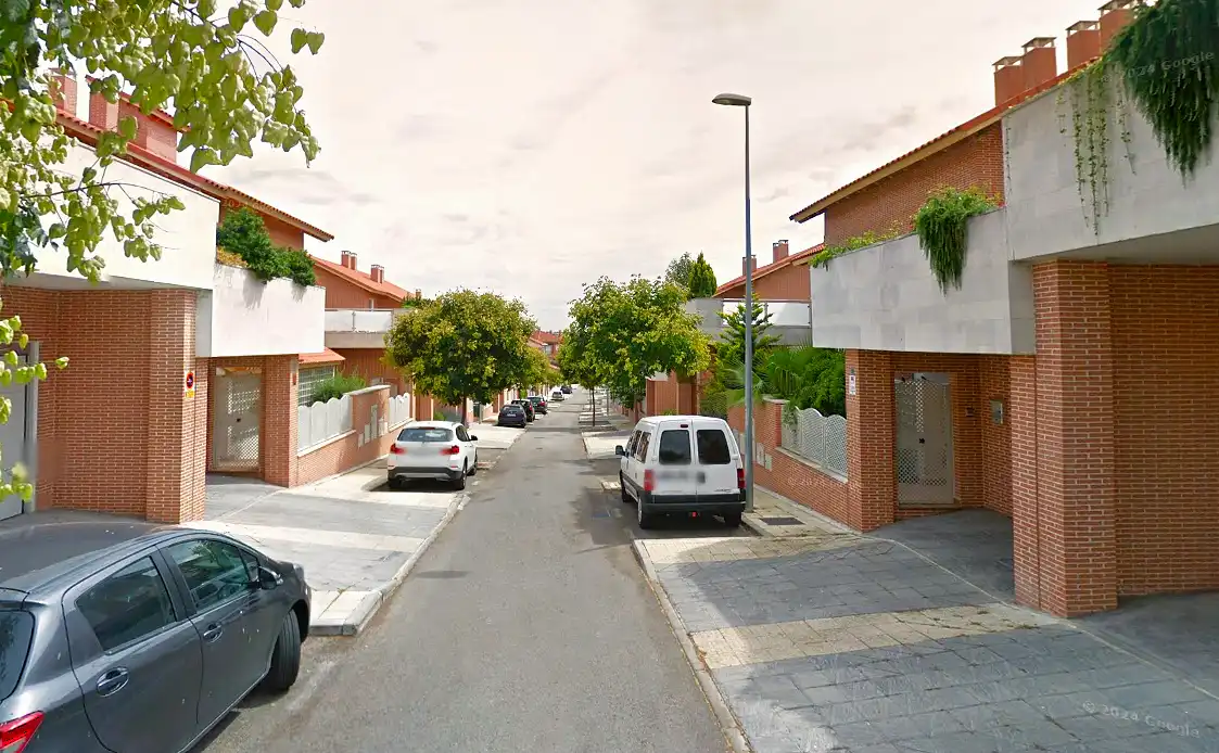 Casa aparellada en venda a Adela Gines