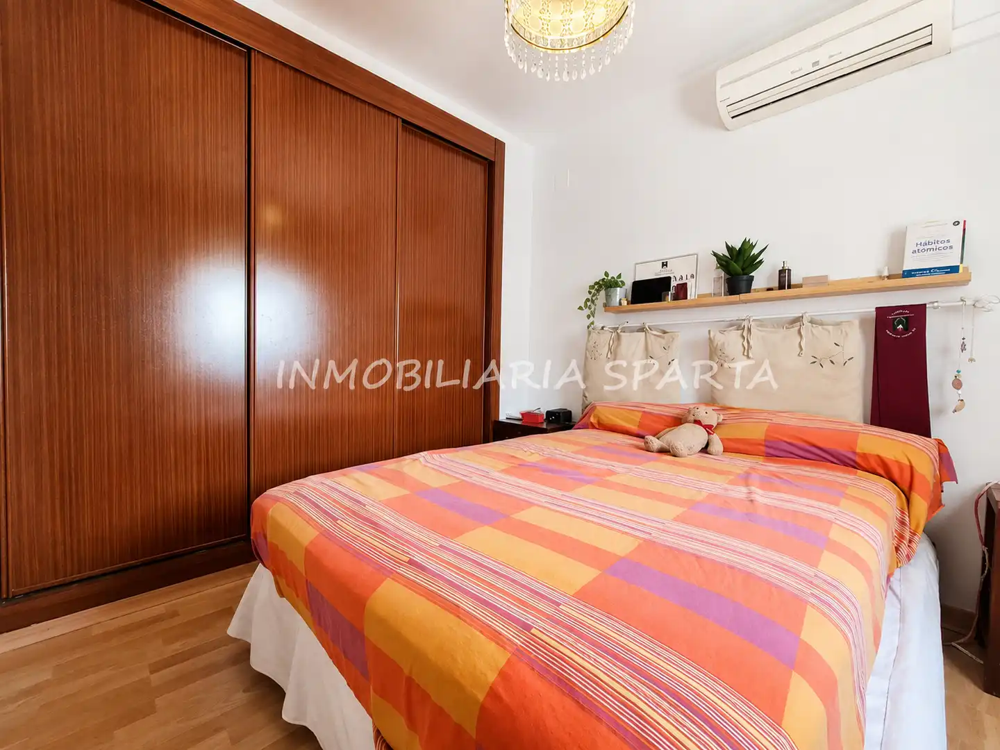 Dormitori de Casa adosada en venda en Santiponce amb Aire condicionat, Parquet i Terrassa