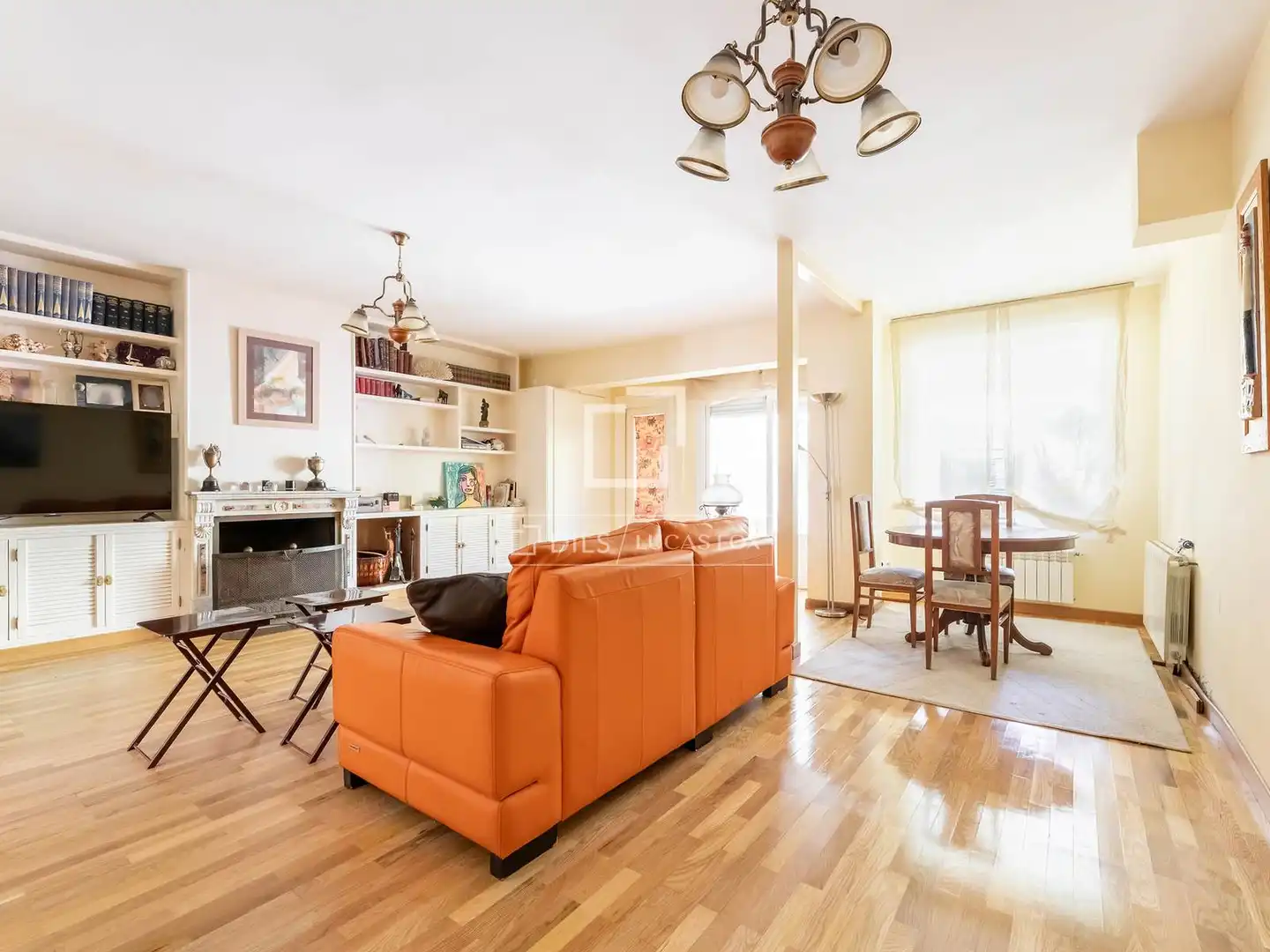 Sala d'estar de Casa o xalet en venda en Majadahonda amb Aire condicionat i Jardí privat