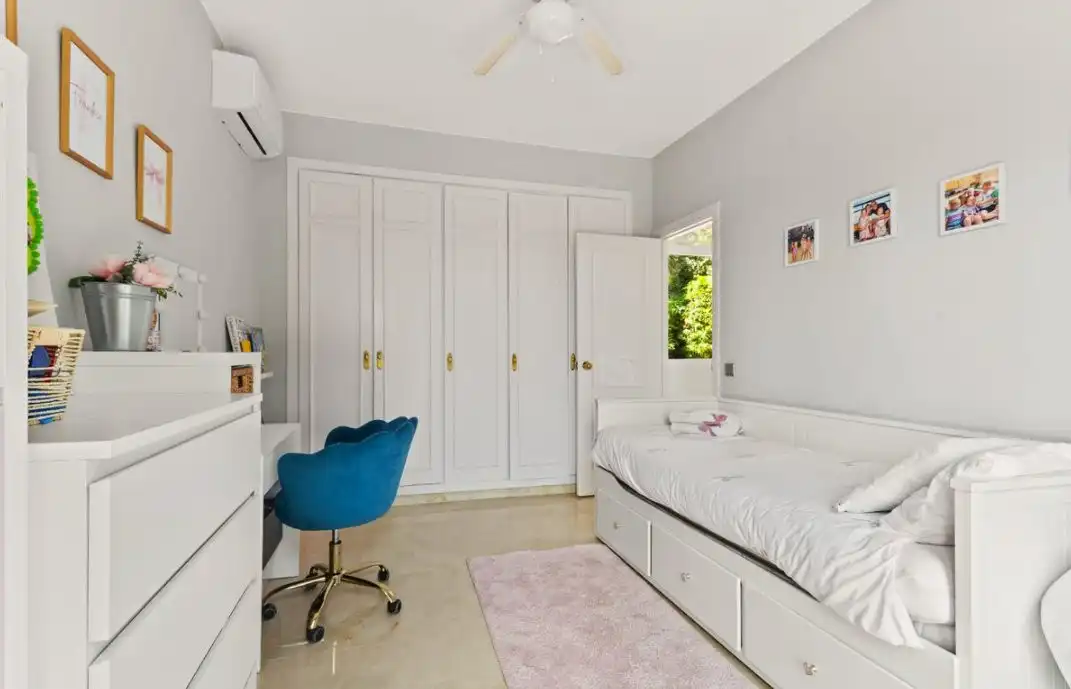 Bedroom of Houses for sale in Estepona Pueblo