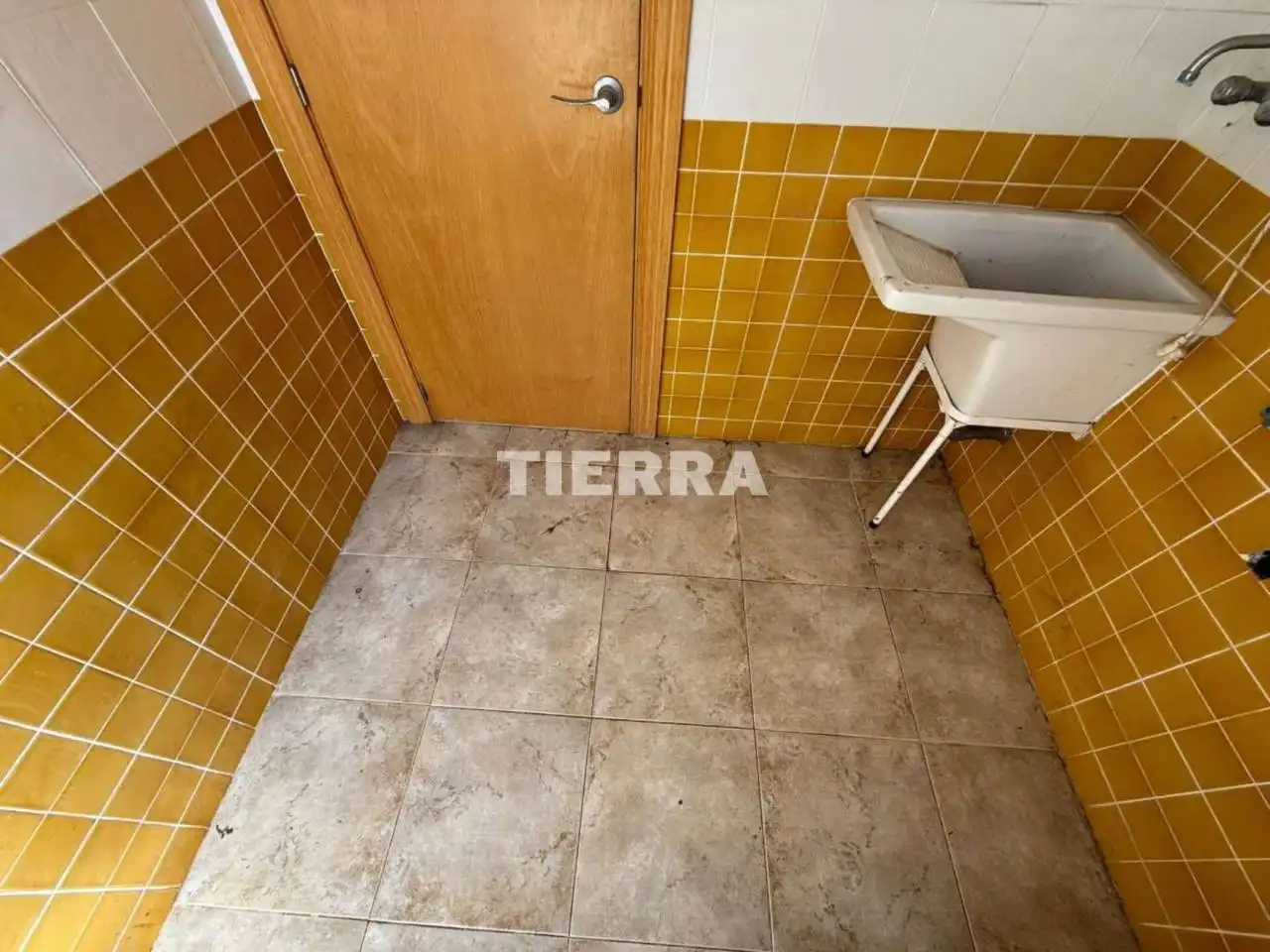 Baño de Piso en venta en Salinas con Piscina comunitaria