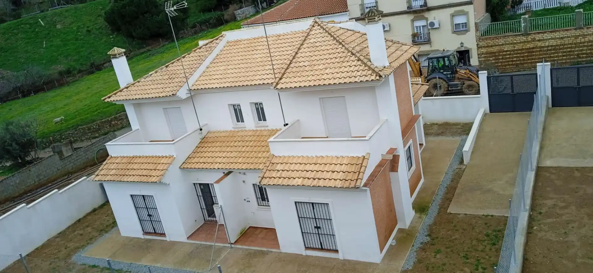 Vista exterior de Casa o xalet en venda en El Ronquillo amb Terrassa, Moblat i Balcó
