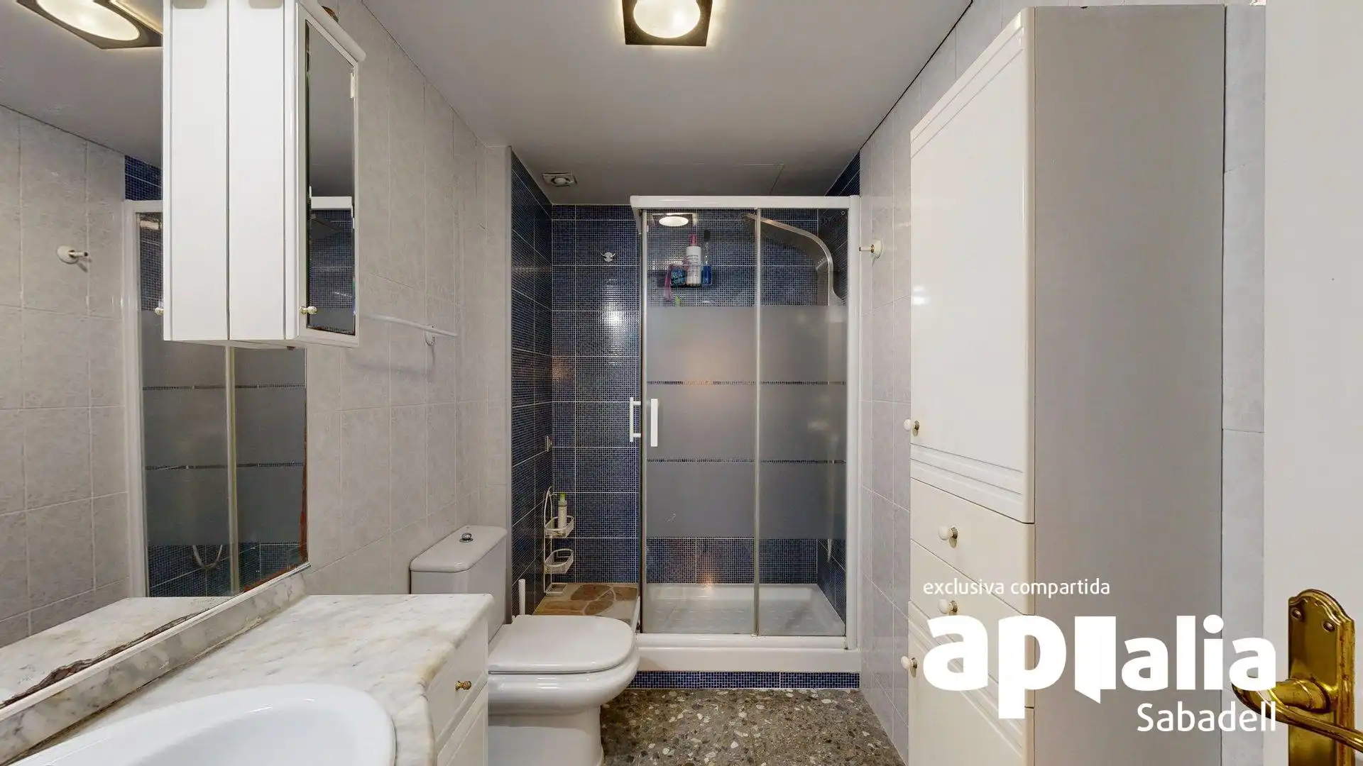 Baño de Casa adosada en venta en Barberà del Vallès con Calefacción, Terraza y Balcón
