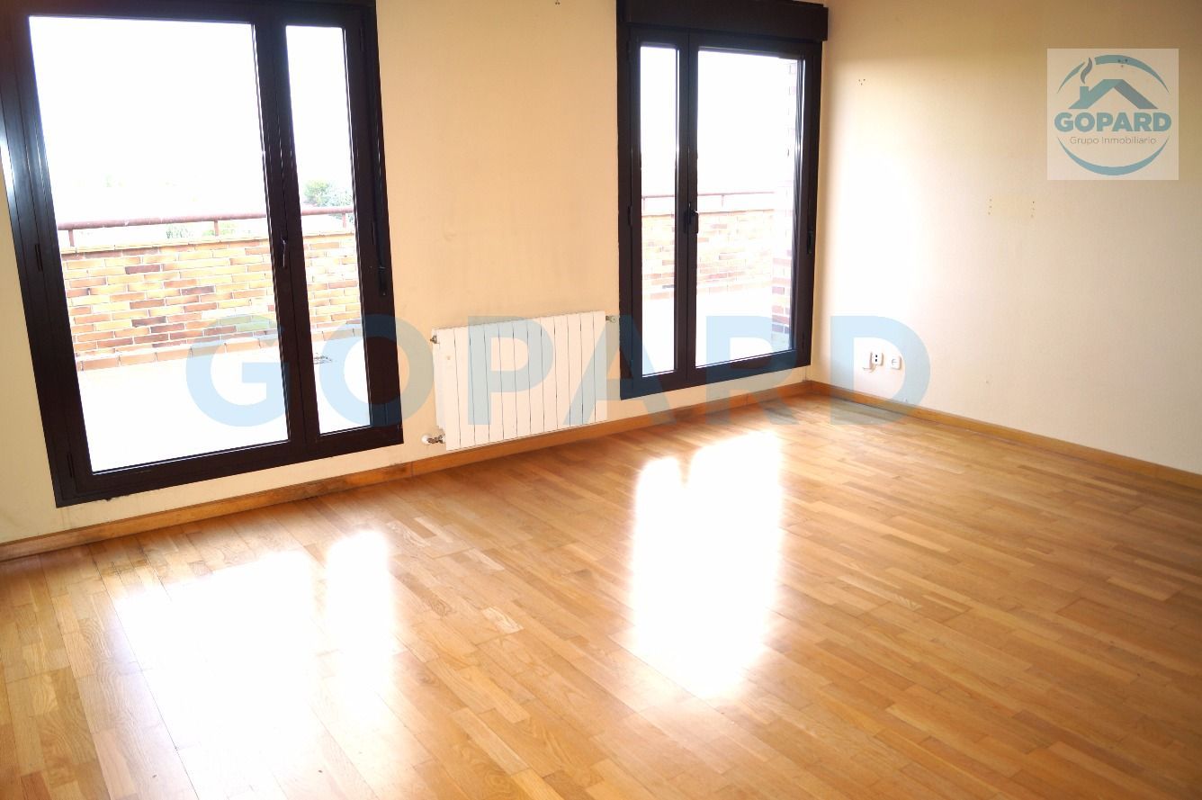 Sala d'estar de Àtic de lloguer en Brunete amb Calefacció, Parquet i Terrassa