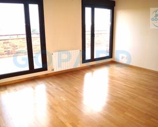 Sala d'estar de Àtic de lloguer en Brunete amb Calefacció, Parquet i Terrassa