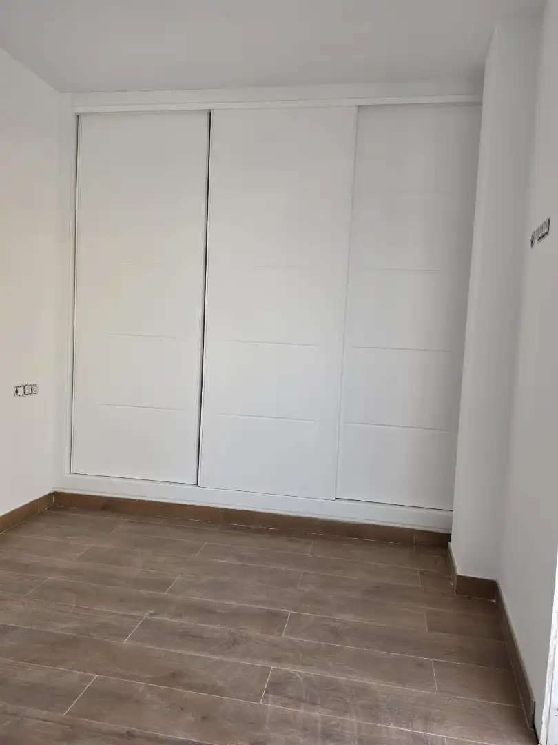 Schlafzimmer von Dachboden zur Miete in Bollullos de la Mitación mit Waschmaschine und Balkon