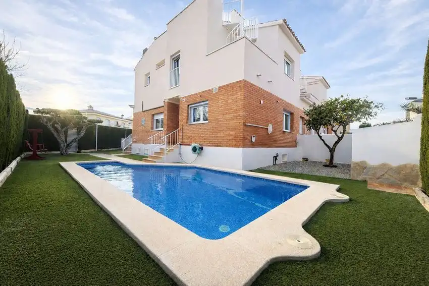 House with pool for sale in Miami Platja