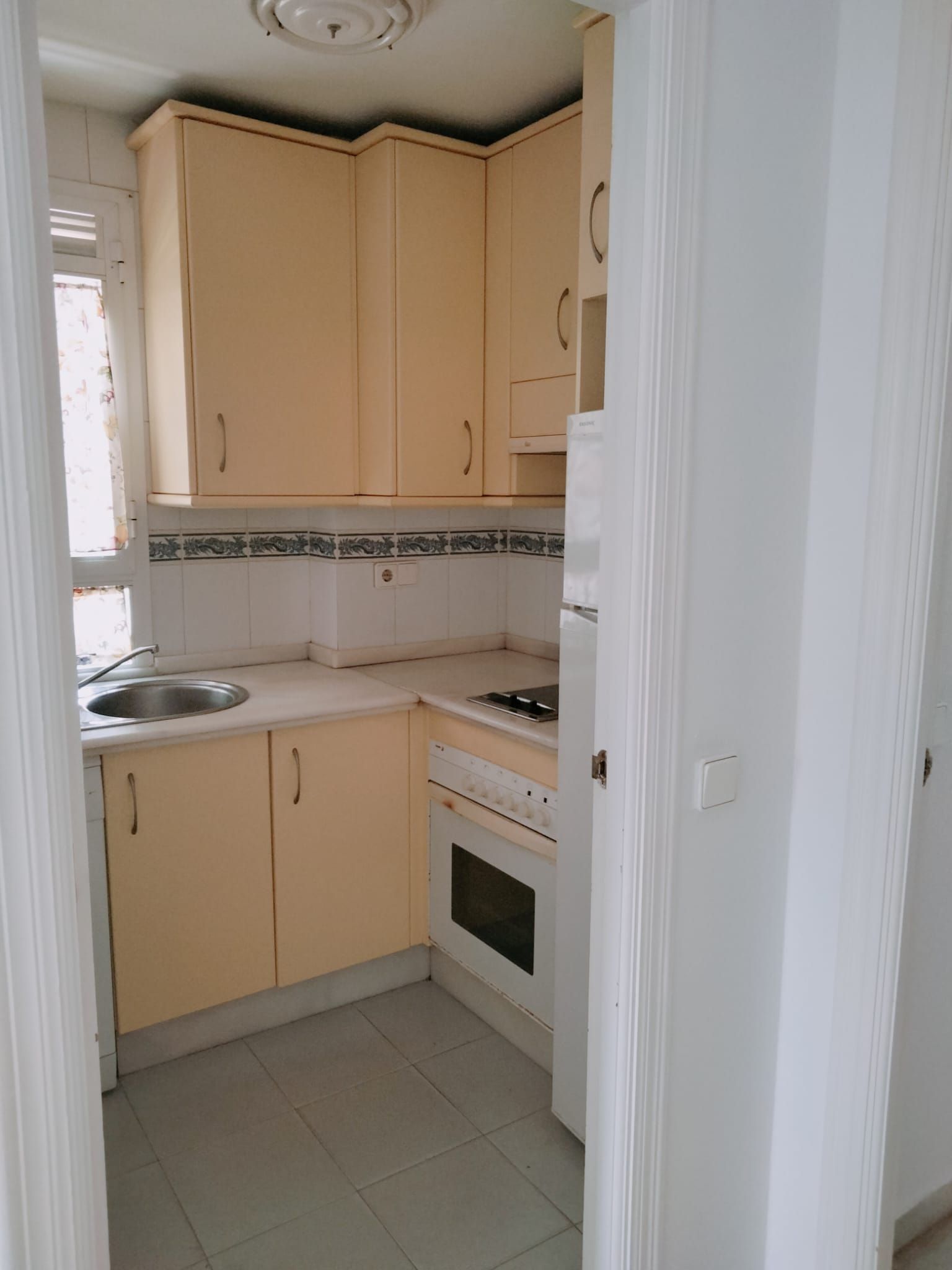 Cocina de Apartamento de alquiler en Mairena del Aljarafe con Aire acondicionado, Calefacción y Jardín privado