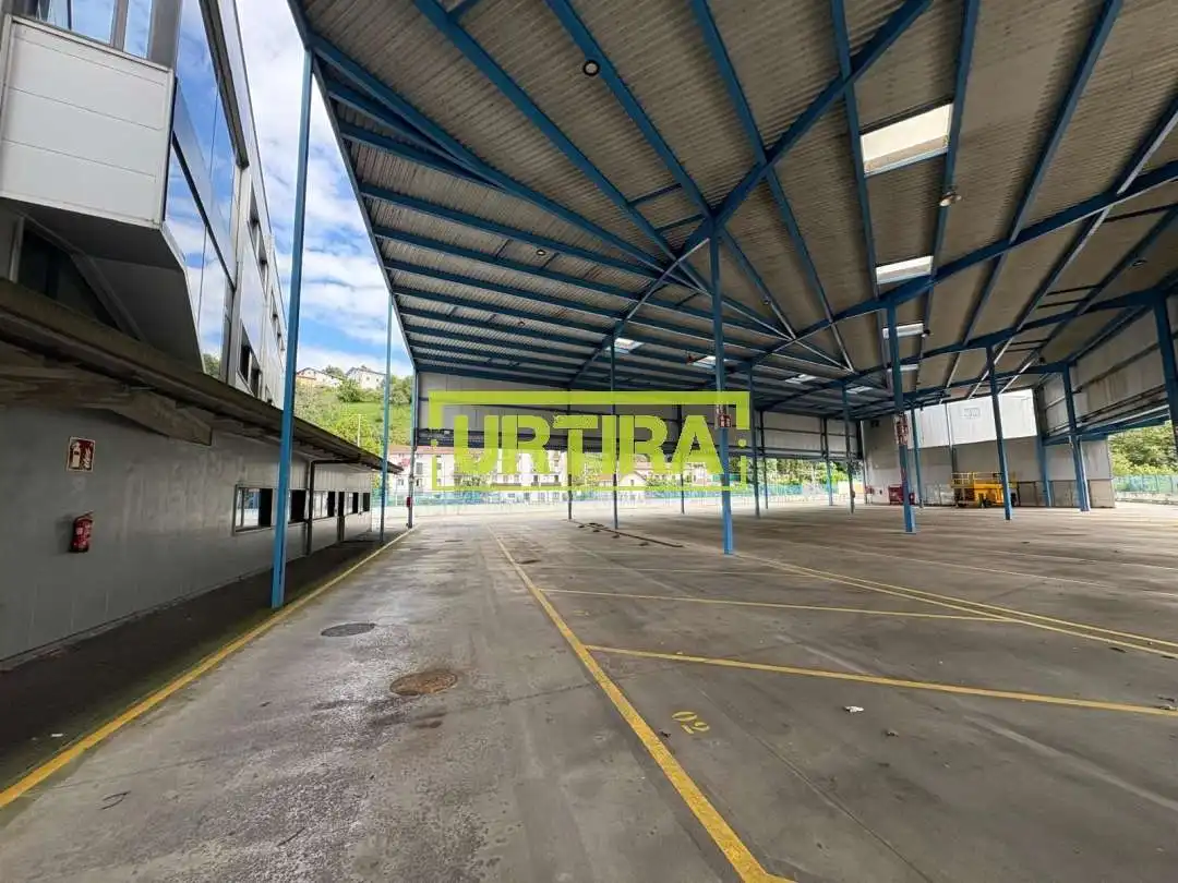 Außenansicht von Fabrikhallen zum Verkauf in Hernani