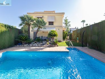 Villa con piscina in vendita a Calle ALMECES