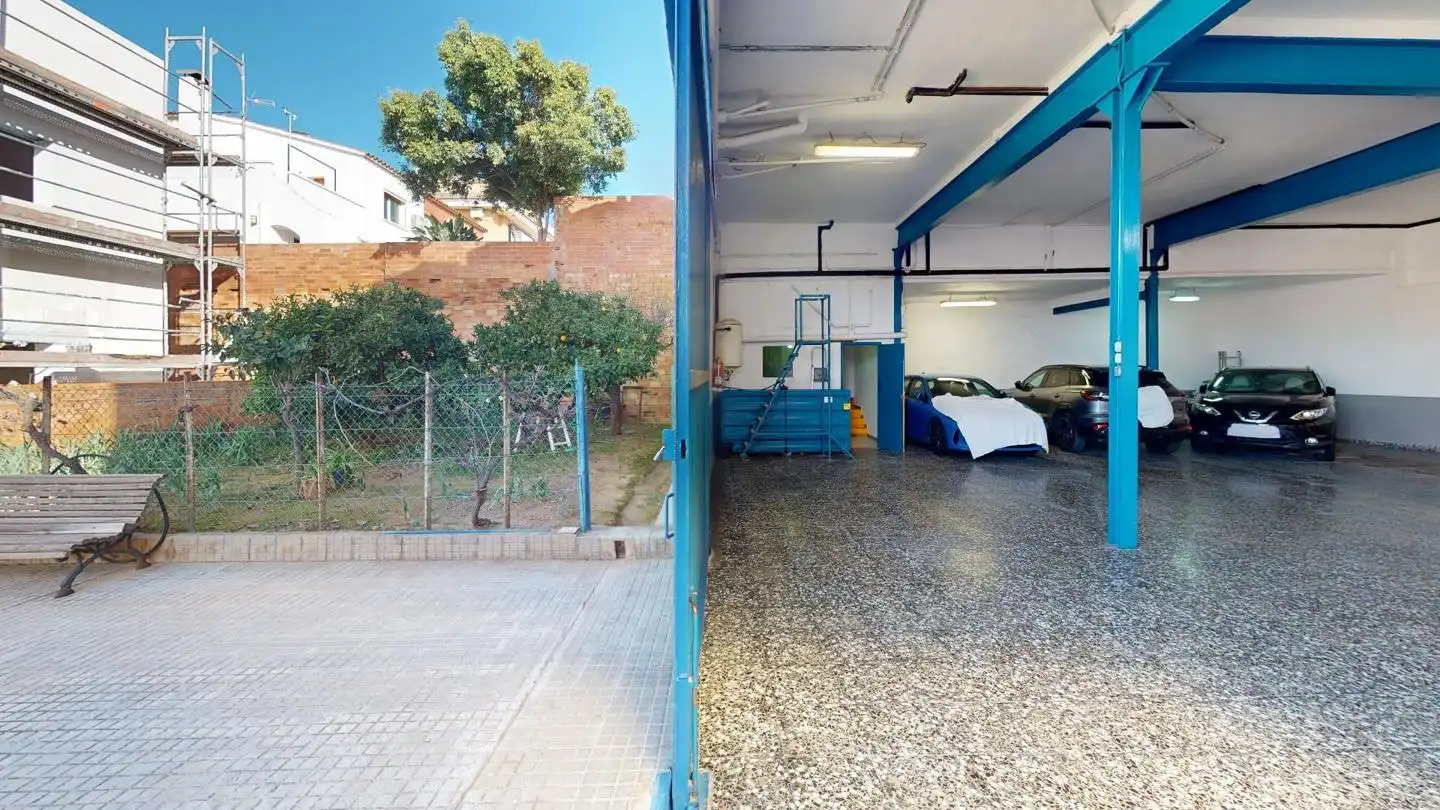 Aparcament de Casa o xalet en venda en Viladecans amb Jardí privat i Terrassa