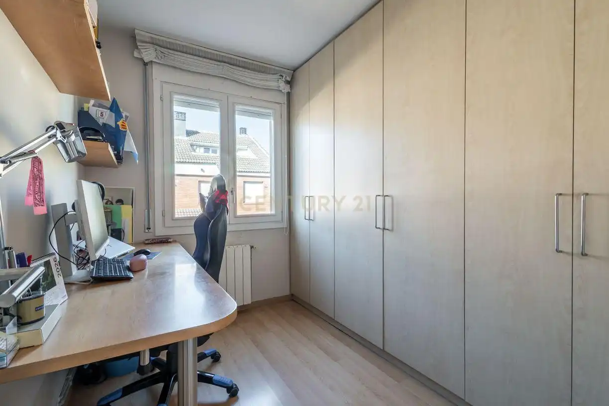 Schlafzimmer von Einfamilien-Reihenhaus zum Verkauf in Sant Joan Despí mit Klimaanlage und Balkon