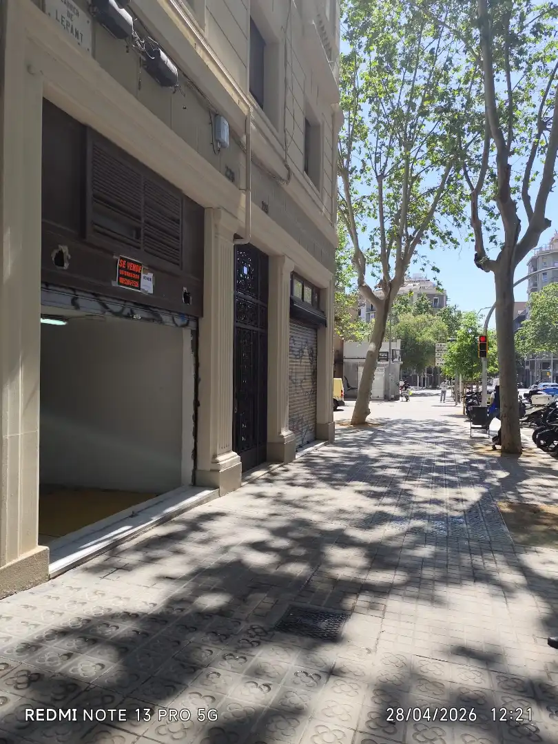 Vista exterior de Local en venda en Barcelona