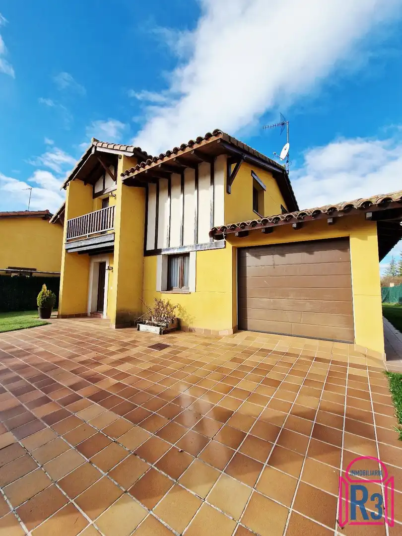 Vista exterior de Casa o chalet en venta en Villaquilambre con Calefacción
