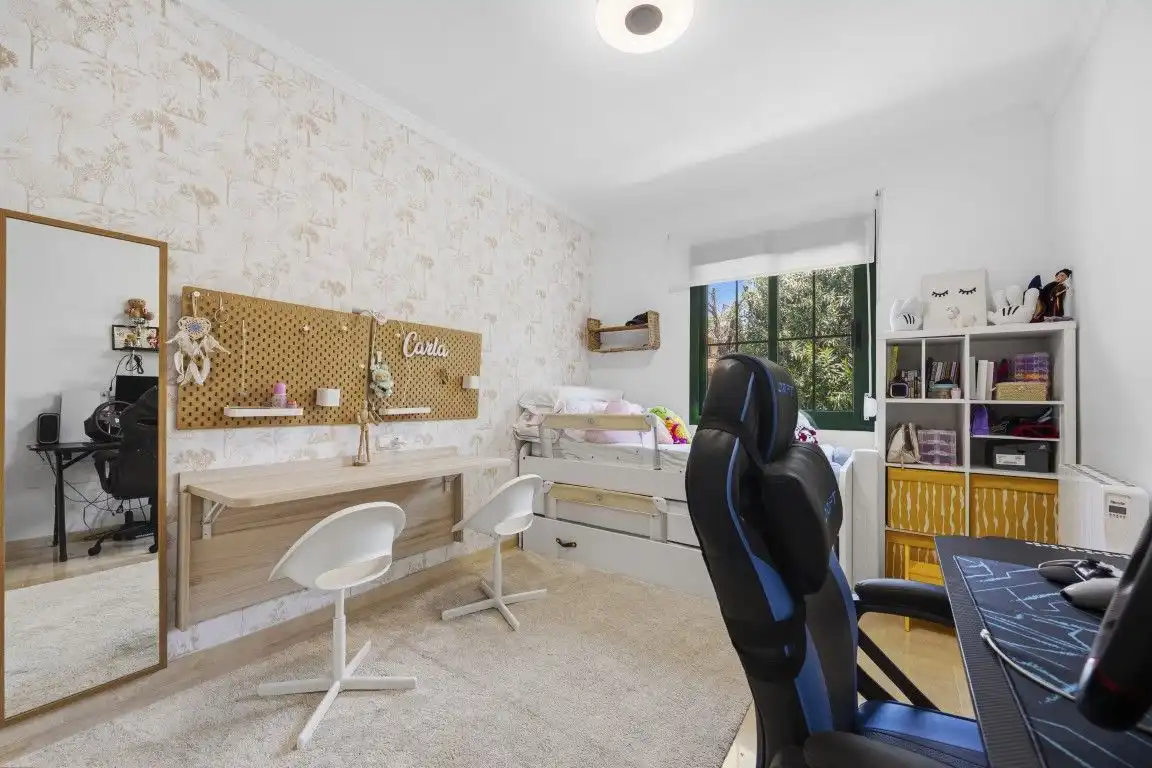 Schlafzimmer von Einfamilien-Reihenhaus zum Verkauf in Marbella mit Klimaanlage, Heizung und Privatgarten
