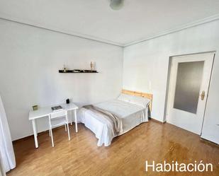 Bedroom of Flat to share in  Sevilla Capital  with Air Conditioner and Terrace