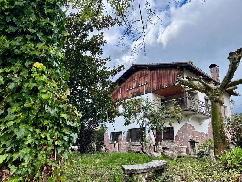 Vista exterior de Casa o xalet en venda en Berastegi amb Calefacció, Jardí privat i Moblat
