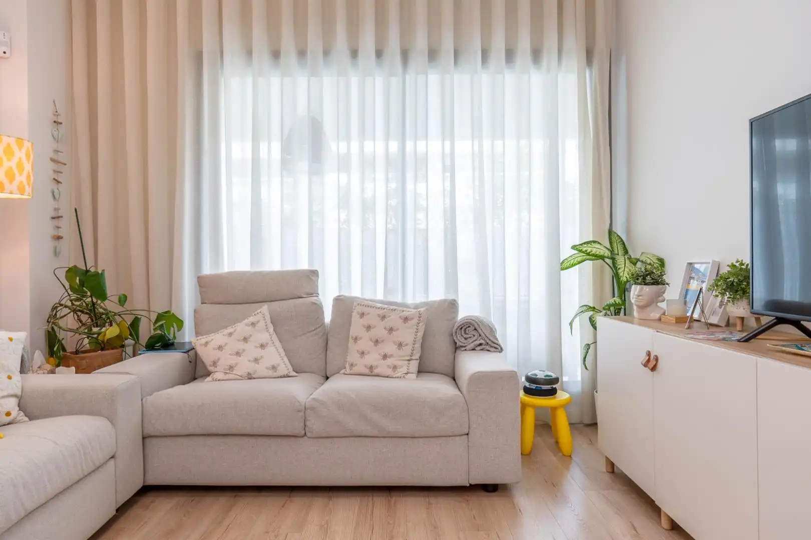 Living room of Flat for sale in Granada  with Furnished and Community pool