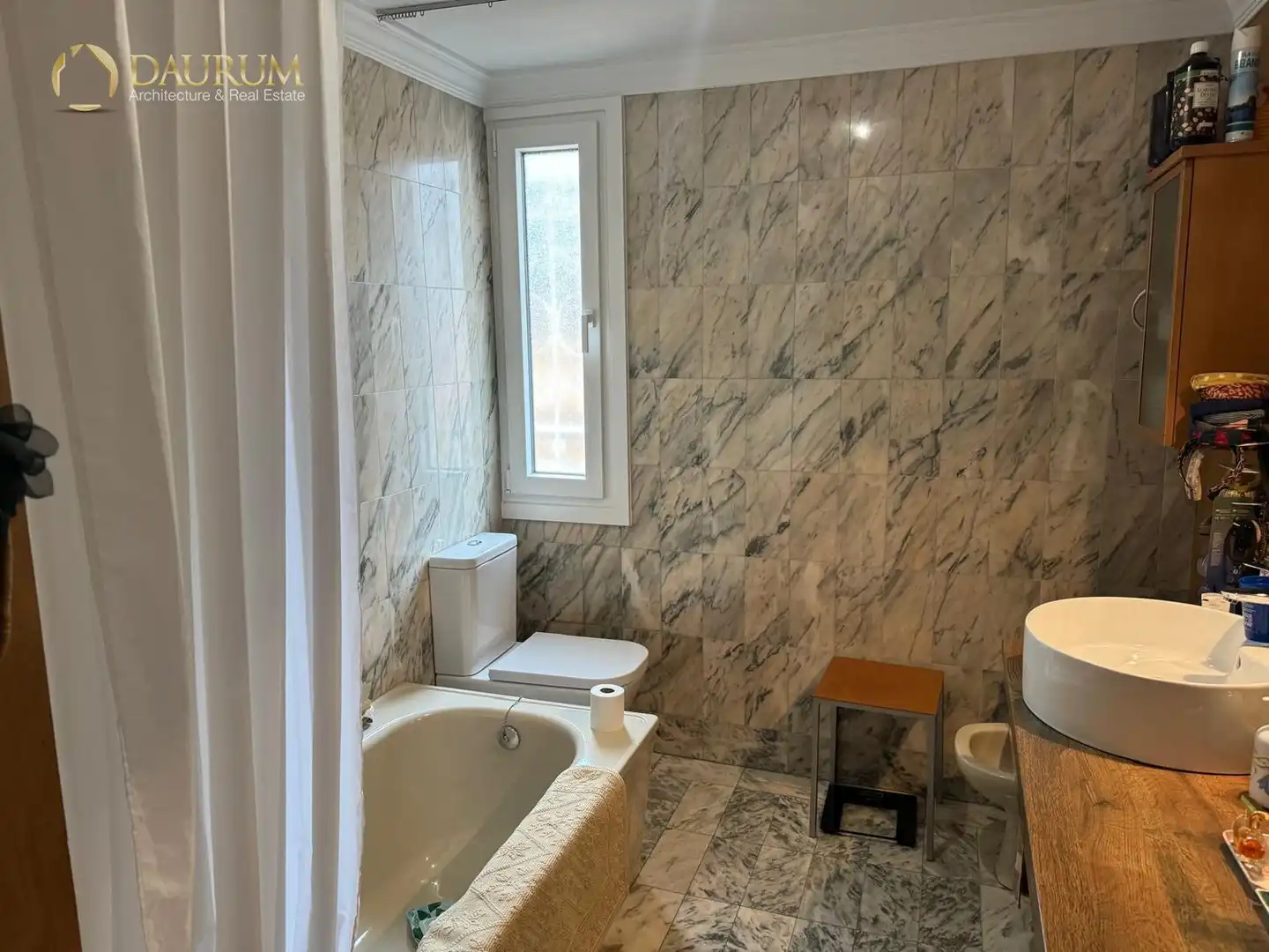 Baño de Piso en venta en Madrid con Calefacción, Terraza y Trastero
