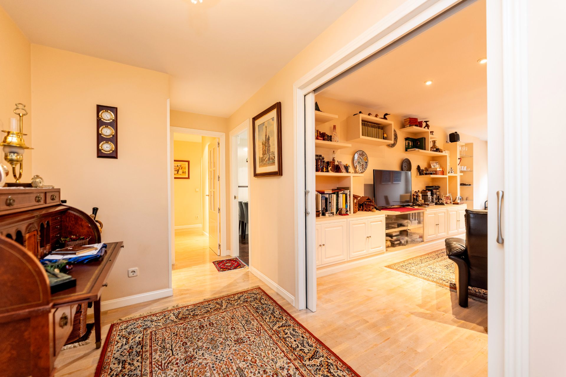 Sala de estar de Piso en venta en  Madrid Capital con Calefacción, Parquet y Terraza