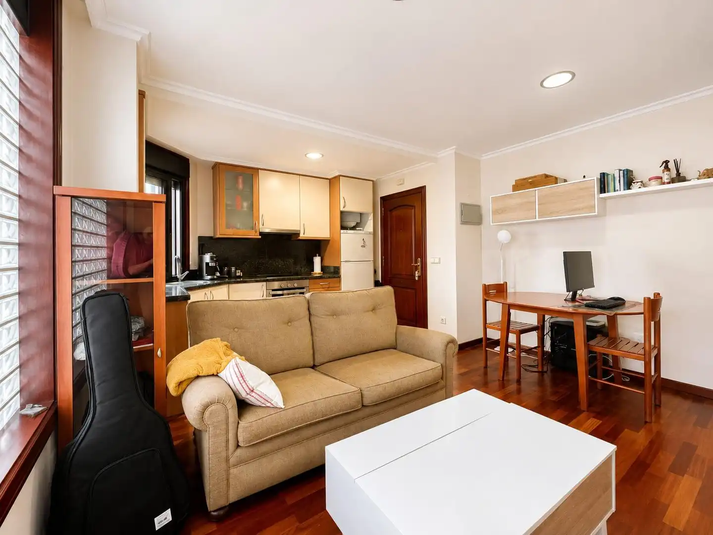 Living room of Flat for sale in Vigo   with Heating, Storage room and Furnished